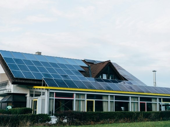 Maison avec panneaux solaires, illustrant le diagnostic de performance énergétique pour la location