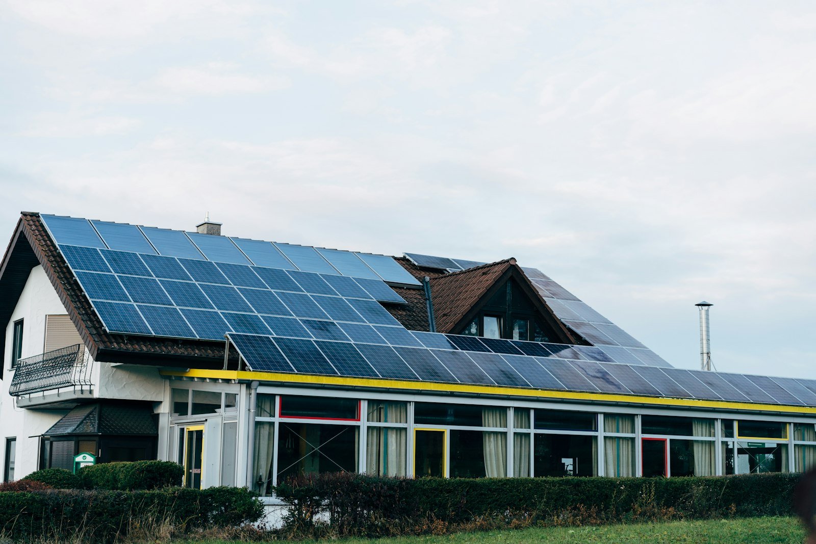 Maison avec panneaux solaires, illustrant le diagnostic de performance énergétique pour la location