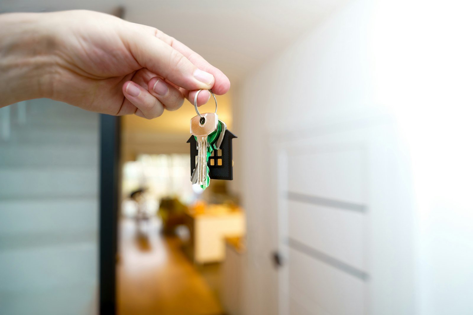 Remise des clés devant l’entrée d’un logement, illustrant le préavis de départ en location